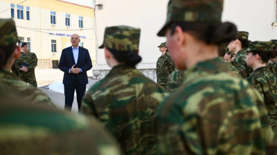 Komşu'nun kadın asker gösterisi tutmadı! Dendias kışlayı bastı