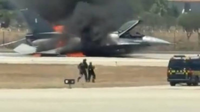Yunan F-16’sı alev alev yandı! Uçak gövde üzerine iniş yaptı