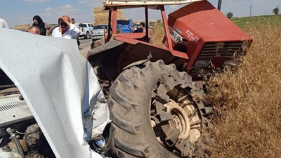 Park halindeki traktöre çarpan otomobildeki 3 kişi öldü
