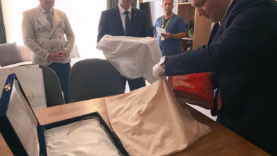 Kıbrıs Barış Harekatı'nın simge bayrağı koruma altında