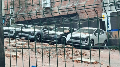 Kağıthane'de duvar çöktü! Büyük zarar var
