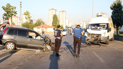 Otomobil ile minibüs çarpıştı! 2 kişi yaralandı