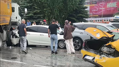 Erzurum’da 10 dakikalık yağış trafiği felç etti