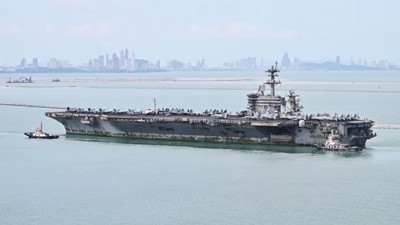 Sorunlu USS Abraham Lincoln uçak gemisi Tayland'a demirledi