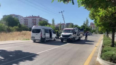 Ankara’da otomobil elektrik direğine çarptı: 2 yaralı
