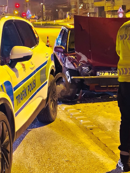 Böylesi görülmedi! Alkollü sürücü alkol denetimi yapan polislere çarptı - Resim: 1