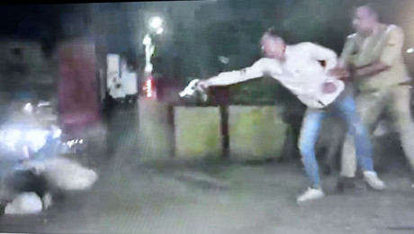 Eski siyasetçi ve kardeşine kameralar önünde suikast