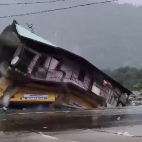 Hindistan'da dehşet: Köprü çöktü, çok sayıda kişi yaşamını yitirdi! - Resim : 1