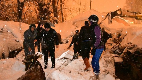 Samsun'da kar nedeniyle çöken ahır çatısı çöktü!