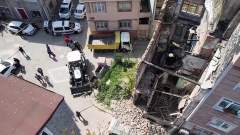Fatih’te depremde faciadan dönüldü! Dev parça düştü...