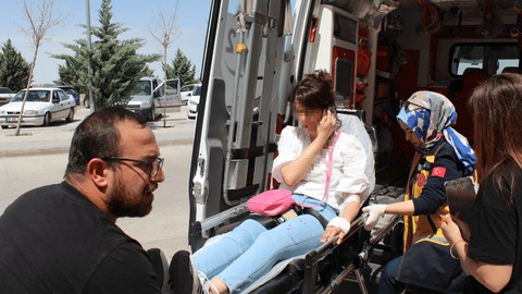 Kapıyı kırıp girdiği evde eşini darbetti