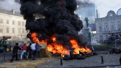 Çiftçi 'yeter artık' dedi! Sokakları ateşe verdi