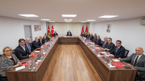 İmamoğlu'nun fotoğrafı indirildi! Özgür Özel'den subliminal mesaj