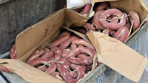 Fuar sonrası çöp konteynerinde sucuklar bulundu