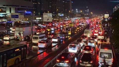 Bakan Uraloğlu açıkladı: Kurban Bayramında otoyollardan geçen araç sayısı belli oldu! - Resim : 1