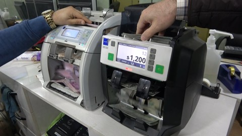 ATM'nin bile ayıramadığı sahte doları Bursa Kapalı Çarşı esnafı şıp diye anlıyor! 50 ve 100 doları kimse almazken onlar... - Resim : 2