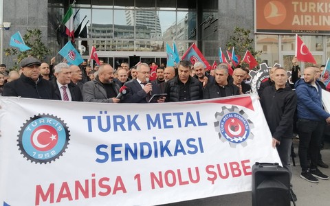 MESS önünde siyah çelenk eylemi
