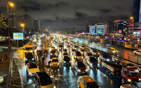 Sağanak yağış trafiği vurdu! Trafik yoğunluğu yüzde 89 oldu