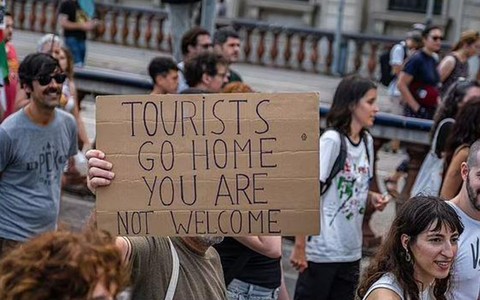Bu Avrupa ülkesine sakın gitmeyin! Turistleri ölümle tehdit ettiler