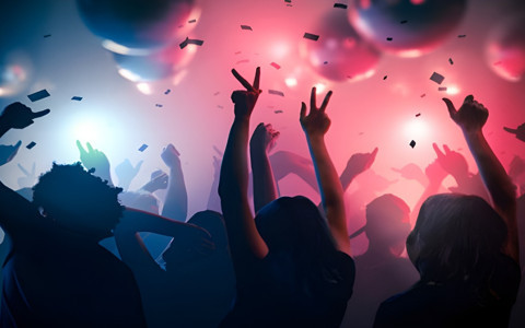 Kız öğrenciler 'göstergeci çetelerin' hedefinde