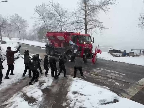 Kocaeli'nde çocuklardan kar küreme aracına masum kar topu saldırısı!