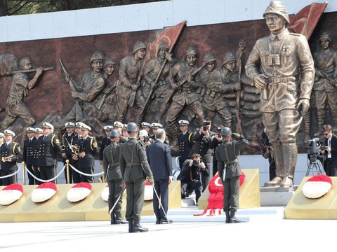 Çanakkale Kara Savaşları'nın 110'uncu yıl dönümünde görkemli tören