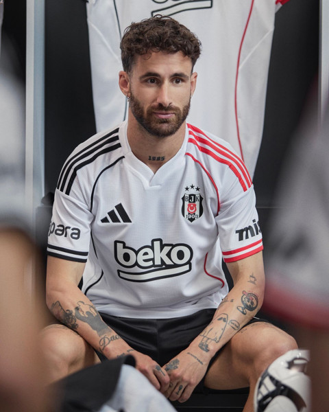 Beşiktaş yeni sezon formalarını tanıttı! İşte merakla beklenen yeni sezon formaları - Resim: 1