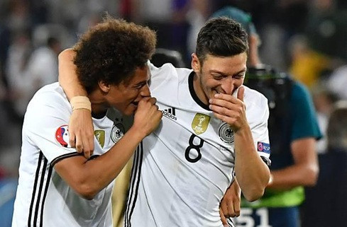 Mesut Özil, Sane'ye Galatasaray'ı önerdi: 'Tercihin orası olmalı' - Resim : 1