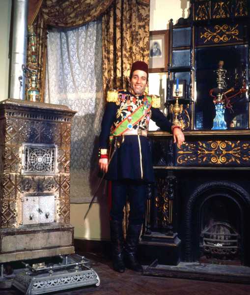 Tosun Paşa filmindeki inanılmaz ayrıntı! Kemal Sunal'ın arkasındaki tabloda hangi paşanın resmi var? - Resim: 8