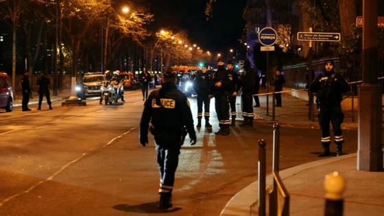 Paris'te bir Fransız vatandaşı, tekbir getirerek turistlere saldırdı: 1 ölü, 2 yaralı