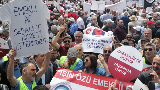 ‘Elden ayaktan düşmeyen emekli çalışmak zorunda kalıyor’