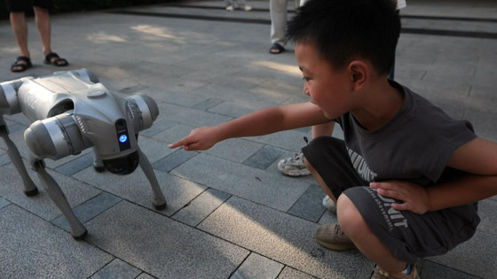 Çin'de zihinle kontrol edilebilen robot köpek yapıldı
