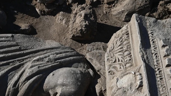 Aspendos'un yıkıntıları arasından çıkan 1800 yıllık sır: Şifanın iki dev sembolü yan yana bulundu