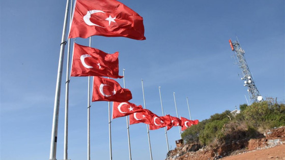 Alanya’da Türk bayrağına saygısızlık affedilmedi! İngiliz turist tutuklandı