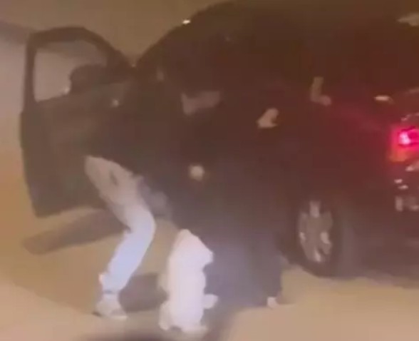 Ankara'da darbedilip otomobille kaçırılmak istenen kadını mahalleli kurtardı - Resim : 1