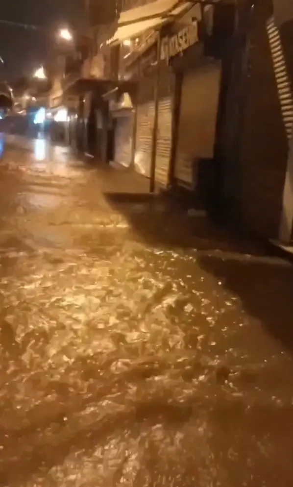 İzmir'de denizle kara birleşti! Tarihi çarşı göle döndü - Resim : 1