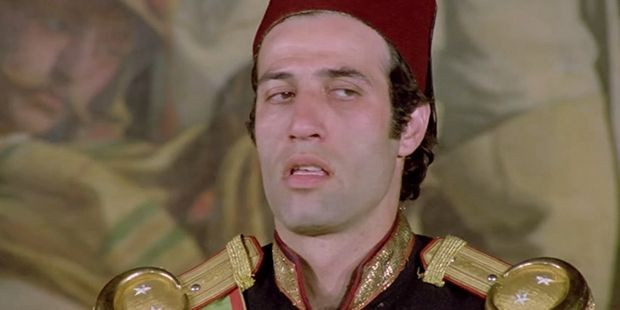 Tosun Paşa filmindeki inanılmaz ayrıntı! Kemal Sunal'ın arkasındaki tabloda hangi paşanın resmi var? - Resim: 2