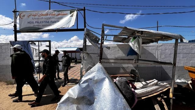 Pakistan'da bombalı saldırı! 3 polis hayatını kaybetti - Resim : 1