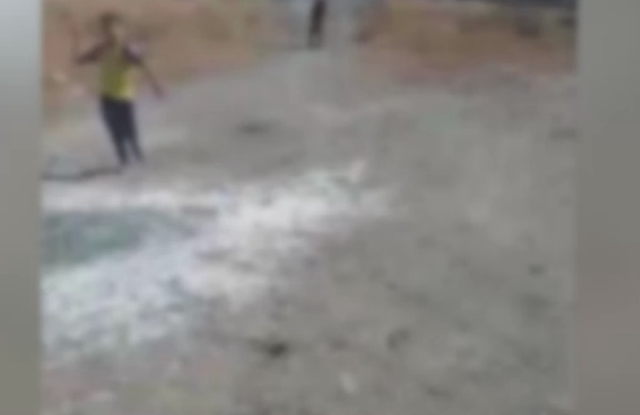 Kayseri'de ilginç olay! Bu aile yoldan geçen herkesi taşlıyor - Resim : 1