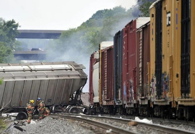 ABD'de yük treni raydan çıktı, vagonlar nehre devrildi