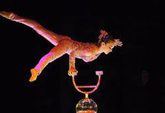 Çin'de feci kaza! Akrobat metrelerce yüksekten yere çakıldı