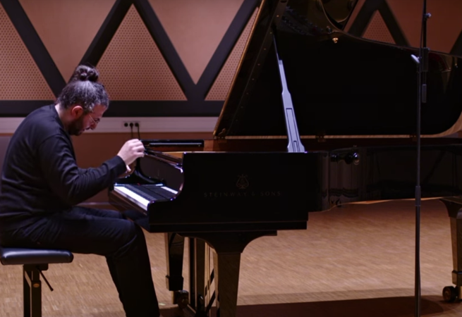 Cem Yılmaz'dan İzmir Marşı