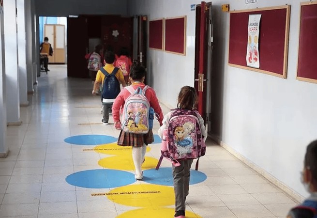 İlkokulda skandal: Öğrencilere müstehcen animasyon izletmiş!