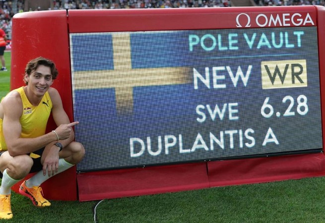Armand Duplantis'ten bir dünya rekoru daha! 6,28 metreye ulaştı