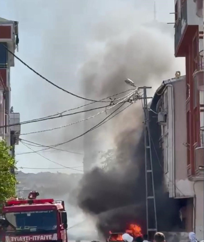 Arnavutköy'de araç alev aldı! Yangın bitişikteki binaya sıçradı... - Resim : 1
