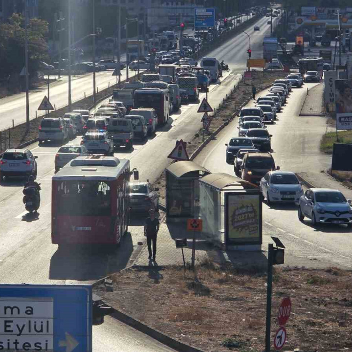 Bandırma’da trafik yoğunluğu sürücüleri zorluyor