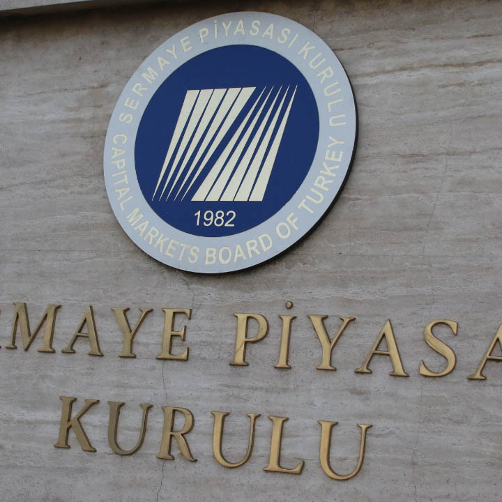 SPK'dan üç hisseye ilişkin çok sayıda kişiye işlem yasağı