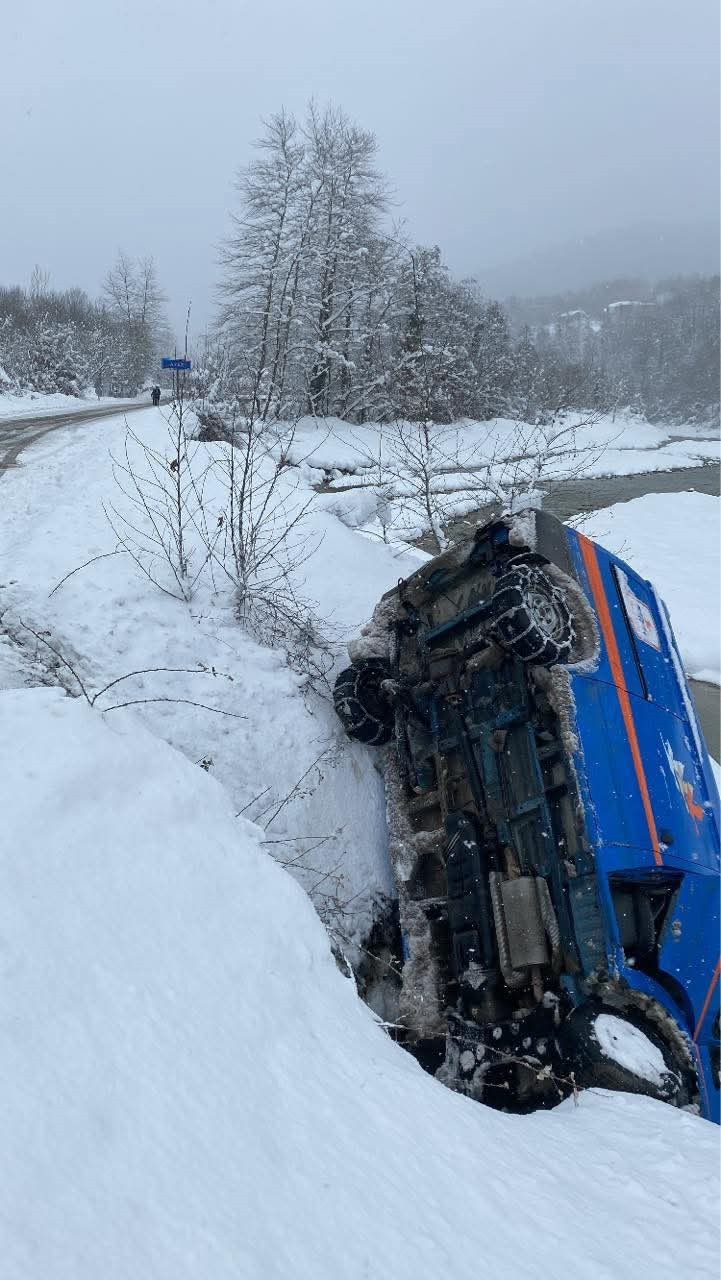 Sinop'ta korkunç kaza: Kargo aracı dereye uçtu - Resim : 1