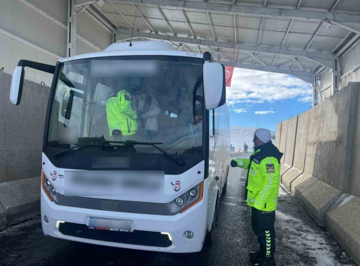 Ağrı’da trafik kontrolleri: 51 kişiye ceza, 16 araç trafikten men edildi! - Resim : 1