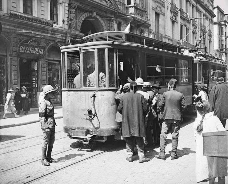 İstanbul'un işgalinden kalan eski fotoğraflar! Düşman askerleri şehri böyle kuşatmış - Resim: 1